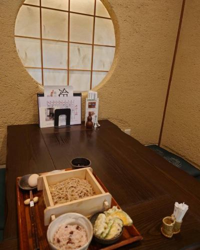 おはようございます😊️
あいにくの曇り空週末最後のご予定はいかがですか？
さて、ちょっとしたお知らせですが、
いつもの静岡県有東木のワサビが不作らしく、しばらく長野県安曇野産のワサビを使うことになるかもです。どちらも良いワサビで本日くらいで切り替わるかもしれませんのでお好きな方は是非！

そして肝心の🌊 夏の週末ランチ！べっぴんこうべ（1,500円）は峡洛せいろ＋赤飯＋野菜天ぷらで大満足✨ いただけると思います。
奥座敷で家族ランチ👨‍👩‍👧 とろろそば（980円）は大和芋で涼やか！
酒蔵ツアー前にも🌴
皆さまのお越しお待ちしております。

 #御影ランチ #MikageNakamachiSoba #NadaSake 
#阪神御影駅北側 #御影坂 #そば処御影峡洛 #曇り空ランチ #御影ランチで峡洛の蕎麦 #阪神御影