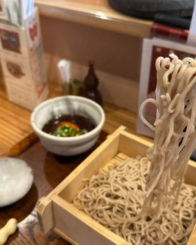 おはようございます😊️
あいにくの曇り空週末最後のご予定はいかがですか？
さて、ちょっとしたお知らせですが、
いつもの静岡県有東木のワサビが不作らしく、しばらく長野県安曇野産のワサビを使うことになるかもです。どちらも良いワサビで本日くらいで切り替わるかもしれませんのでお好きな方は是非！

そして肝心の🌊 夏の週末ランチ！べっぴんこうべ（1,500円）は峡洛せいろ＋赤飯＋野菜天ぷらで大満足✨ いただけると思います。
奥座敷で家族ランチ👨‍👩‍👧 とろろそば（980円）は大和芋で涼やか！
酒蔵ツアー前にも🌴
皆さまのお越しお待ちしております。

 #御影ランチ #MikageNakamachiSoba #NadaSake 
#阪神御影駅北側 #御影坂 #そば処御影峡洛 #曇り空ランチ #御影ランチで峡洛の蕎麦 #阪神御影