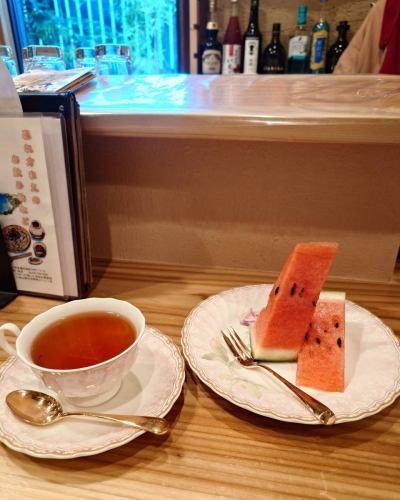 スイカは提供しておりませんが、この時間昼過ぎから紅茶や珈琲、ケーキなども提供しております。
よろしければ緑を愛でながら喫茶としてもお使いくださいね。
夏らしく、長野親田の辛味大根を使った蕎麦、しらゆき（980円）でサッパリというのもオススメです！

#御影喫茶 #阪神御影駅北側 #御影坂