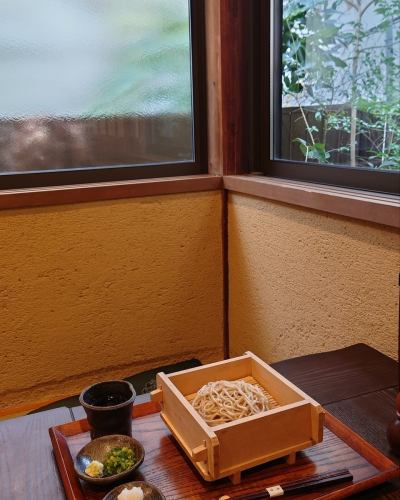 スイカは提供しておりませんが、この時間昼過ぎから紅茶や珈琲、ケーキなども提供しております。
よろしければ緑を愛でながら喫茶としてもお使いくださいね。
夏らしく、長野親田の辛味大根を使った蕎麦、しらゆき（980円）でサッパリというのもオススメです！

#御影喫茶 #阪神御影駅北側 #御影坂