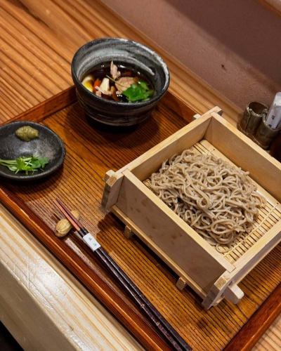 ☀️ 6月18日，陽光明媚，我們去了蕎麥麵店「禦影京樂」！
山藥泥蕎麥麵（980日圓）有山藥的味道，很清爽🍴
您可以從陽台座位欣賞黑竹園。
在下沉式被爐吧台享受奢華！

#禦影午餐 #禦影中町蕎麥麵 #神戶蕎麥麵
#禦影午餐的京樂蕎麥麵#阪神禦影站北側#禦影坂