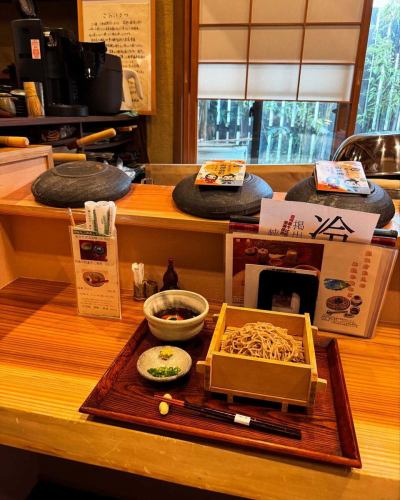 蕎麥麵店「禦影京樂」的假日夜晚。蕎麥麵的香味和日本的氛圍將使您的周日成為一個特殊的時刻。今天營業！來神戶禦影品嚐我們爽滑的蕎麥麵吧。🥢🌿

#蕎麥麵餐廳 Mikagekyoraku #Mikage 晚餐 #神戶美食 #Mikage #日本空間
#京樂的御影晚餐

📍兵庫縣神戶市東灘區禦影中町1-17-9
開放時間：週一至週三、週五至週日（週二休館）
預訂方式：電話或線上預訂
