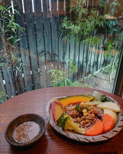 🌊 週末來Mikage享用午餐吧！蔬菜沙拉蒸蕎麥麵（1360日圓）是一頓清淡的夏日大餐。 🍃 和許多其他菜單一樣，這裡也有迷你裝可供選擇。
其他事項包括：
京樂禦膳（1,850 日元，時令小菜和茶碗蒸）非常適合在榻榻米內室享用的家庭👨‍👩‍👧
參觀釀酒廠之前，請先品嚐一下鴨肉蕎麥麵（1,460 日元）！
我們期待與大家見面。

#禦影午餐 #禦影中町蕎麥麵 #nadasake