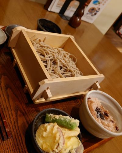 本日も多数のご利用をいただきましてありがとうございます。
おかげさまでそばの大多数が売り切れまして
早締めとなりました。
明日もがんばって蕎麦をうってまいりますので
またのご来店おまちしております！

#兵庫県 #神戸市 #東灘区 #阪神御影 #阪神御影駅北側 #御影坂 
#そば処御影峡洛 #御影ディナー #御影ディナーも峡洛で