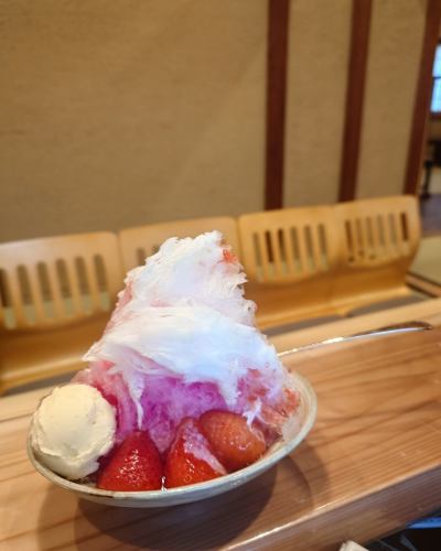 そば処御影峡洛で夏の喫茶時間を涼やかに🍧✨ 
掘りごたつカウンターで味わうとろろそばやイチゴのかき氷（通常お試し価格990円、そば注文でミニ440円）の鮮やかな赤！
デートや友人と和の空間でリラックス。
そばとセットでお得に！今すぐ電話かホームページ等で予約📩 

#そば処御影峡洛 #かき氷 #御影かき氷 #喫茶時間 #夏の涼 
#阪神御影駅北側 #御影坂