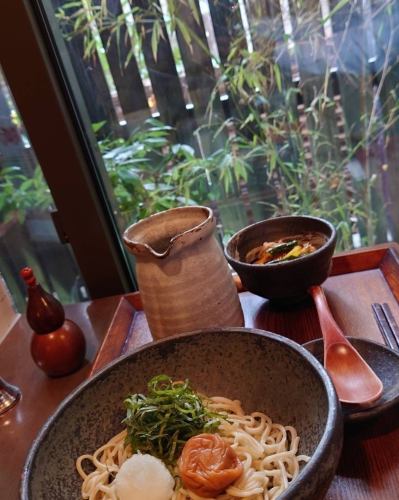 ☀️8月28日午餐时间！柜台上端来了山药荞麦面（980日元），筷子滑顺。
在阳台座位上品尝红白荞麦面（1,200日元），感受季节的氛围。
神户也很美（1,500日元）！

#御影午餐 #御影中町荞麦面 #神户荞麦面
#阪神御影站北侧#御影坂#荞麦面餐厅御影京乐
#Mikage 午餐的京乐荞麦面