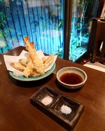在荞麦处御影京乐享用奢华的夏日晚餐！
以一顿日式晚餐开始您的夜晚，包括酥脆的天妇罗、纯米大吟酿小津三光和来自千叶县八街市的 Nakate Yutaka 清酒。
以浓郁的鸭肉沾面结束这顿饭，真是令人满意🍜✨
与约会对象或朋友在日式空间享用特别的晚餐！
我们正在等待您通过电话、网站或 DM 进行预订。

#荞麦面餐厅御影京乐#Dinnertime #天妇罗#Kotsuzumisanko
#鸭肉沾面 #清凉一夏 #阪神御影站北侧 #御影坂
#东滩美食 #御影晚餐 #御影 #快饮
#京乐也有御影晚餐#常常被认为遥不可及
#丸流荞麦面