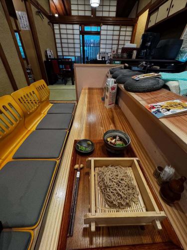 ☀️ 9/3 점심 개점! 토로로 소바 (980 엔)는 안쪽 방에서 분위기 만점 🍃 오리 세이로 (1,460 엔)는 카운터에서 호화롭게!
#오카게 점심 #MikageNakamachiSoba #KobeSoba
#한신 미카게역 북쪽 #미카사카
#미카게점심