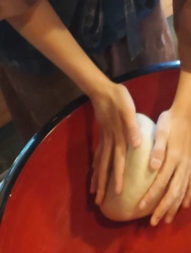 昨日の午後を休ませていただいた分というわけではないですが、
丹念に蕎麦をたくさん打ちました。
主な蕎麦粉に現在北海道産を使っておりますが、
新そばになり、益々ご賞味いただきたい一品です。
もちろん信州産のざるそばも！

#峡洛でお蕎麦の予定が臨時休業 #申し訳ありませんでした🙇 
#阪神御影駅北側 #御影坂 #御影ランチで峡洛の蕎麦