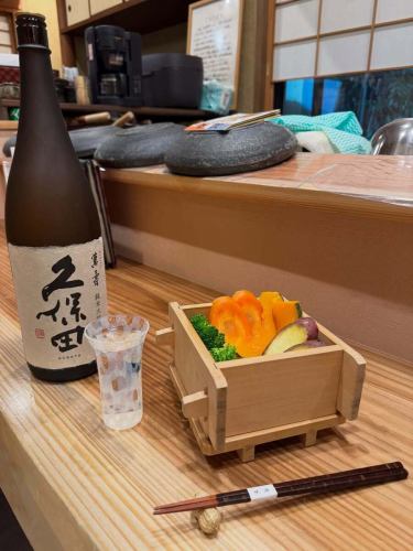 冬の御影峡洛、今日も開いてます

奥座敷でべっぴんこうべ（1,500円） 
カウンターで久保田 萬壽 × 蒸し野菜 

今年も入り口ははばタンとお姉さんがお出迎え
してくれますかね？
20日と21日の土日には商店会内に来るとか。
天気予報が多少雨となっているのでどうかのかな？😥️

本日も年末のほっこり時間を 
ここでお過ごしください

11:00～21:00（L.O.）通し営業蕎麦、売り切れ次第終了

#御影峡洛 #べっぴんこうべ #久保田萬壽 #冬の神戸 #蒸し野菜 #MikageNakamachiSoba
#御影ランチ #御影ランチで峡洛の蕎麦 
#阪神御影駅北側 #そば処御影峡洛 #御影坂 
#はばタンウォーク #久保田 #久保田萬寿