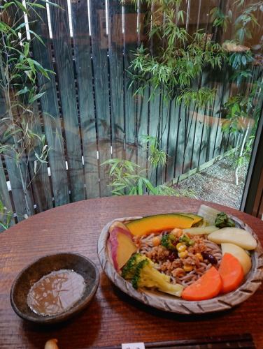 차로 오시는 분께

Times 주차장을 사용할 수 있습니다!
국도 2호선 서행・이트만 수영 스쿨 옆(신형 정산기 있음) 점포까지 수구입니다.
주차 증명증이 필요하므로 반드시 정산기에서 내 주세요.

지금부터 점심과 저녁에 편리하게 즐기세요.
카운터에서 찐 야채 샐러드 메밀 미니

건강 & 따뜻하고 겨울 추천

11:00~21:00(LO) 통행 영업

#소바처어 그림자협 #Times주차장 #찜야채샐러드소바 #고베소바 #mikagenakamachisoba