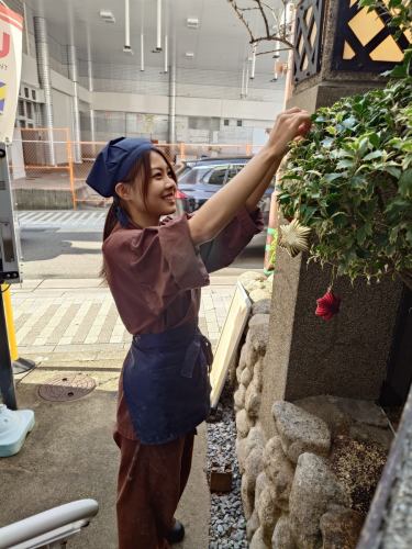 今日は風が強い残り福となりましたね💰️
本日も11時からの開店に向けて準備し始めました。

十日えびすにまだ行っていない皆様はこれからですか？
昨日の本エビスはすごい混んでいたようですね。
お参りが終わりましたら、もしくは昨日の酔い覚ましに
そば処 御影 峡洛、お使いくださいませ。

また、内緒ですがお車でご利用は新しく使えるTimesが
増えたようで、御影坂からだと阪神御影駅前郵便局のある角を
曲がっていただき、東御影線だと北からなら二つ目、
南からだとケルン本社さんから三つ目の角を西に曲がった
タイムズ御影中町第3です。
精算機が現金は使えないものになりましたのでご注意を。
どちらにお停めになられても精算機から必ず駐車証明書を
発行していただき、利用金額に応じたサービスQR Code
サービス券をお引き換えします。

液晶画面のついていない古い精算機のTimesは未対応なので
よくよくご注意くださいませ。

#阪神御影駅北側 #御影坂 #そば処御影峡洛 #御影ランチ 
#御影ランチで峡洛の蕎麦