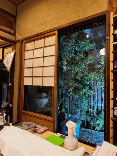 Today's remaining good fortune was that it was a very windy day.🌀️
There was also some snow in Kyoraku.

You need to stop watering plants that are constantly being watered.

It's such a cold night,
We look forward to welcoming you all warmly.

#North side of Hanshin Mikage Station #Mikagesaka #Soba Restaurant Mikagekyoraku
#MikageDinner #MikageDinnerAlsoAtKyoraku