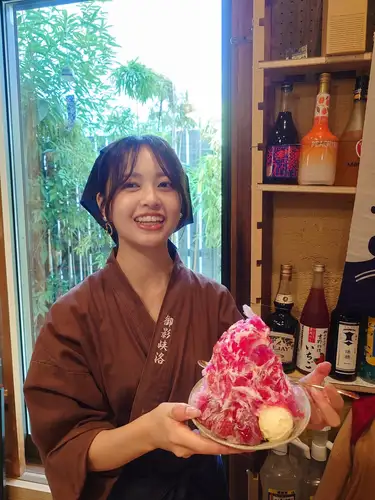 雨が降ったりやんだりの蒸し暑い気候ですね⛅️

当店では15時前後から喫茶利用が出来るように、
珈琲屋さんの豆を使ったコーヒーや、
紅茶葉屋さんの香り高い各種紅茶等が増えておりましたが、
去年から🍧️かき氷が密かにラインナップに加わり、
氷がある限りご提供出来るようになっております。

基本的な目印は店頭の氷旗ですが、
メニューに出ていなくてもご希望がありましたら
店員までお問い合わせください。
出来そうなときは氷自体の事情もありますが
対応させていただければと思います。

皆様のお越しを心よりお待ちしております😊️

#阪神御影 #御影ディナーも峡洛で #御影坂 #そば処御影峡洛 #insta_higashinada