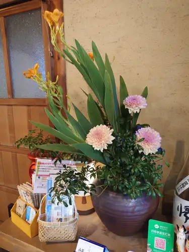 雨が降ったりやんだりの天気ですね😅️
そんな中でも多くのお客様にご利用いただいており
ありがたいかぎりでございます。

この蒸し暑さからかもしれませんが、
飾りだしたお花も来年までおやすみです。

そのかわりではございませんが、
サラダ蕎麦をはじめ、四季の和菓子とおうすで
皆様のお越しをお待ちしております😊️

#阪神御影 #御影ランチで峡洛の蕎麦 #御影坂 
#そば処御影峡洛 #insta_higashinada