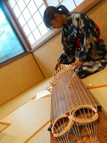今日は七夕でしたね🎋️
すっかり忘れておりましたよ😓️
毎年、黒竹ではありますが、短冊を飾っていただけるように
してしるのですが、なんだかんだと本気で忘れてました。

最近はイベントはモチロン、夕方前後以降の楽しんでいただき方を
模索しておりまして、すっかり取り組みが抜けておりました。

本日、火曜日（と正月三が日）は定休日となっておりますが、
お茶や何だと使っていただくことも可能です。
そのあたりもお知らせが
とんと御留守になっておりましたので七夕ついでに…。

明日からもご利用お待ちしております😊️

#阪神御影駅北側 #御影坂 #そば処御影峡洛 
#七夕 #火曜定休日