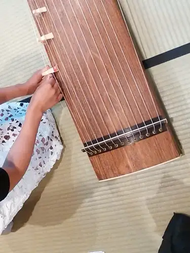 今日は七夕でしたね🎋️
すっかり忘れておりましたよ😓️
毎年、黒竹ではありますが、短冊を飾っていただけるように
してしるのですが、なんだかんだと本気で忘れてました。

最近はイベントはモチロン、夕方前後以降の楽しんでいただき方を
模索しておりまして、すっかり取り組みが抜けておりました。

本日、火曜日（と正月三が日）は定休日となっておりますが、
お茶や何だと使っていただくことも可能です。
そのあたりもお知らせが
とんと御留守になっておりましたので七夕ついでに…。

明日からもご利用お待ちしております😊️

#阪神御影駅北側 #御影坂 #そば処御影峡洛 
#七夕 #火曜定休日