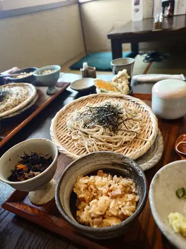 夏季气温波动剧烈，有时酷热难耐，有时又凉爽宜人。
这段时间你可能比较容易生病，感觉不舒服，所以请好好照顾自己。
在此，我们衷心感谢盂兰盆节期间众多顾客对我们服务的支持。😊

我们正在采取一切预防措施以确保您的舒适，但或许由于季节原因，荞麦面的质量受到了很大影响，因此我们非常注重口味。如果您有任何意见或建议，请随时在调查问卷中写下或告知工作人员。

另外，如果您发现 Hot Pepper Gourmet 或其他管理网站上的列表有任何错误，请告知我们。
我们收到投诉，称京乐御膳套餐今天标价半价，但如果我们真的这么做，可能就得关门大吉了，所以我们正在调查此事。

那当然是理想的情况，但由于最近劳动力和原材料成本飙升，修改菜单太麻烦了，所以保持价格不变已经不再可行。在这种情况下，我们恳请您的理解。

#阪神御影 #御影坂 #SobaRestaurantMikageKyoraku #SobaAtKyorakuForLunchInMikage #DinnerAtKyorakuInMikage
