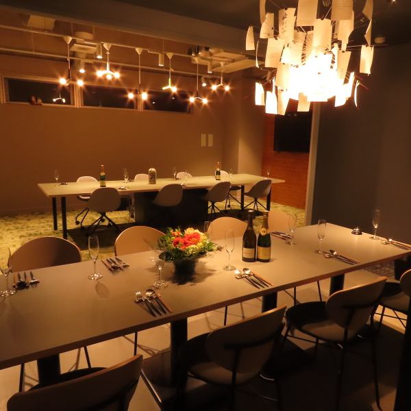 The private room with very elegant gray wallpaper is a space recommended for important occasions such as entertaining or anniversary dinners.Private rooms with monitors can accommodate large parties of 20 or more people.Please feel free to contact us regarding the contents.