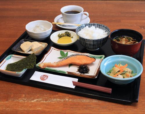 Meals in the morning and noon.Izakaya at night.
