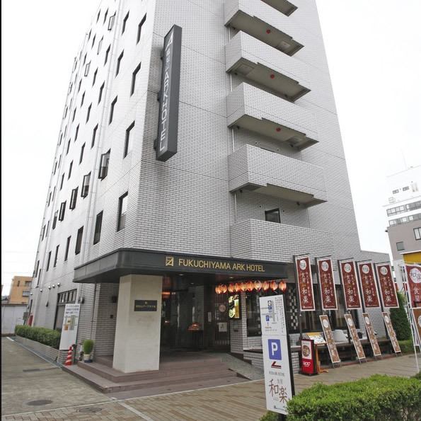 福知山駅を降りて3分の福知山アークホテル1Fという抜群のロケーション。大型バスも乗り入れ可能です。