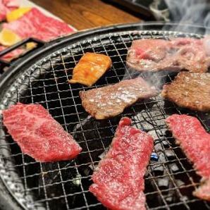 【駐車場のご用意もございます！】三重県三重郡菰野町の神明社付近に店舗を構える当店は、お肉の旨みを存分に味わえるよう部位ごとにカット方法やタレの味付けを変え、細部にまでこだわった焼肉を提供いたします。牛タン、カルビ、ホルモンなど、様々な部位を取り扱っております！