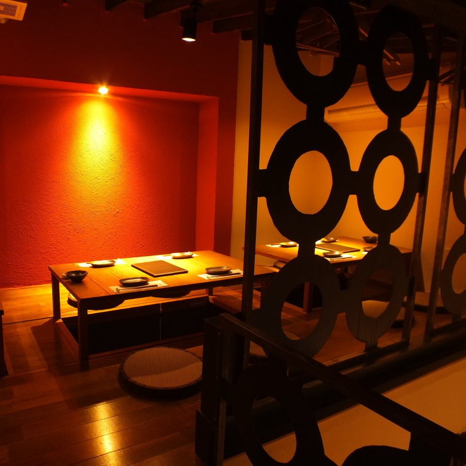 You can enjoy your meal at a table, in a private room, or at a sunken kotatsu table depending on the number of people.