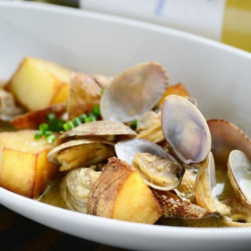 Steamed clams and potatoes with butter