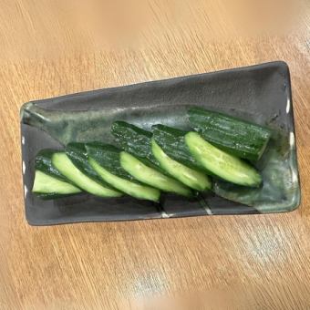 黄瓜在一个瓶子里腌制