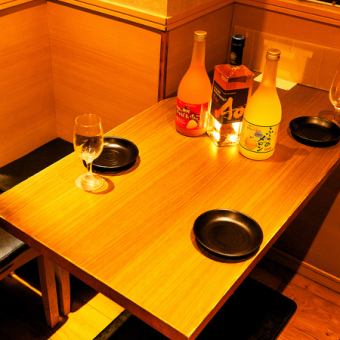少人数でのご宴会に最適な3名様～4名様用のテーブル席をご用意しております。会社のご宴会や友人との飲み会など、様々なシーンに合わせて、その日一番快適にご利用いただけるお席をご提案いたします。周りを気にせず、ゆったりとした時間をお過ごしください。