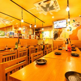 最大100名様まで貸切可能な広々としたフロアで、思い出に残るひとときを。会社宴会、同窓会、結婚式二次会など、様々なシーンでご利用いただけます。プロジェクターや音響設備もご用意しておりますので、盛況なパーティーをサポートいたします。