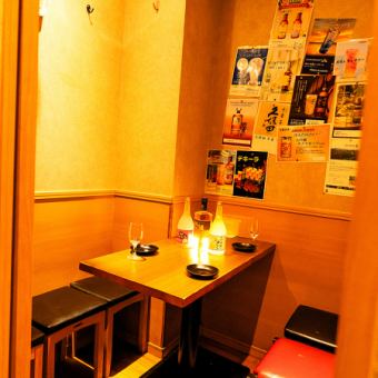 12名様～20名様までご利用いただける完全個室で、気の合う仲間と特別なひとときを。自慢の地鶏料理に合わせ、お好きなドリンクを心ゆくまでお楽しみください。こだわりのインテリアでまとめられた空間は、会話も弾むこと間違いなしです。