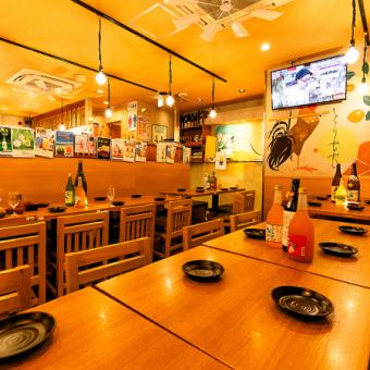 【最大100名様までOK！団体宴会も◎】広々としたフロアは、最大100名様までのご宴会に対応可能！会社の歓送迎会や同窓会、結婚式二次会など、各種パーティーに最適です。さらに、大山鶏や京紅地鶏の炭火焼き鳥をはじめ、名物『鶏餃子＆黒豚餃子』など自慢の逸品が勢ぞろい◎