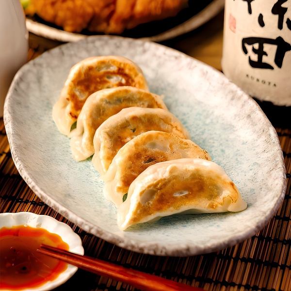 ◎名物『鶏餃子＆黒豚餃子』が主役♪高コスパな飲み放題付きコースで満足度◎宴会にも最適！