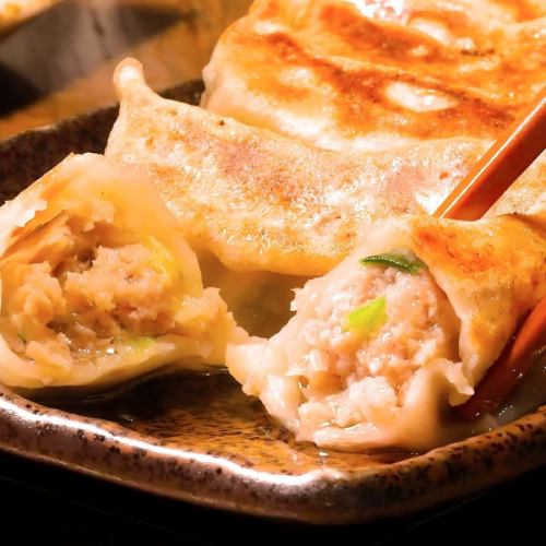 【肉汁じゅわっと溢れる！】名物鶏餃子＆黒豚餃子が人気◎上野でせんべろ飲みに最適な居酒屋