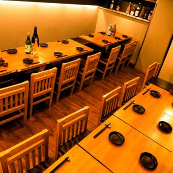 【소인원 연회에도 ◎ 차분한 테이블 석을 준비 ♪】 3 명 ~ 4 명을위한 테이블 석은, 회사 돌아가는 마시기와 친구와의 이야기의 장소에 딱! 조용히 느긋하게 보낼 수있는 공간에서, 맛있는 요리와 함께 우에노의 밤을 만끽하실 수 있습니다.이용 씬에 맞추어, 그 날 제일 쾌적한 자리를 안내하겠습니다.