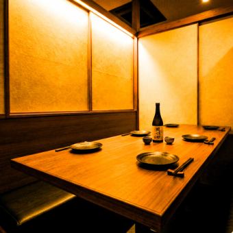 【푹신푹신 소파로 편안한 ◎ 집처럼 편안한 공간】 마치 집의 거실에있는 것 같은 느긋한 소파 좌석을 완비 ♪ 차분한 조명 아키라와 기분 좋은 공간 중에서, 뽑힌 “오야마 닭”이나 “교홍지닭”의 숯불구이새(1개 100엔~)나, 명물 “닭만두&흑돼지 만두”를 차분히 만끽.