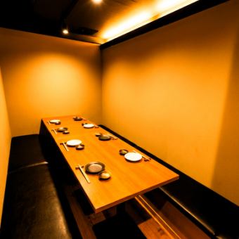 【나무의 온기×완전 개인실 ◎우에노의 은신처 공간】6명~8명용의 완전 개인실은, 상질의 나뭇결의 인테리어에 싸인, 침착함과 편안함을 느끼는 특별한 공간.창 밖에는 부드러운 초록이 퍼져, 도시의 번잡함을 잊게 하는 시간을 연출합니다.엄선한 오야마 닭·교홍지닭을 사용한 숯불구이와 명물 닭만두·흑돼지만두 등 엄선한 일품.