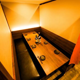 【소중한 한때를, 느긋하게 개인실에서 ◎】3분~6분으로 이용하실 수 있는 차분한 테이블석은, 주위를 신경쓰지 않고 말할 수 있는 편안한 공간.데이트나 친구와의 모임, 가족에서의 식사에도 딱 맞습니다♪ 손님의 인원수나 씬에 맞추어, ◎완전 개인실 ◎반 개인실 등 다채로운 좌석을 준비.