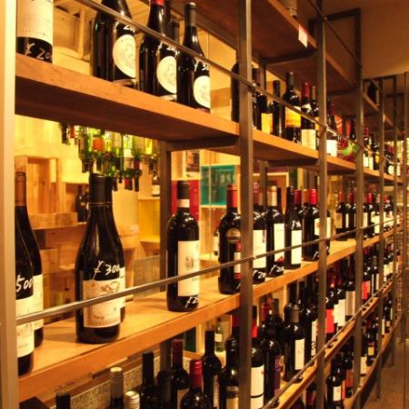 [Enjoying wine in a stylish space] A must-see for wine lovers! We have a wide selection of wines from all over the world.Enjoy wine and authentic Italian food at Ton Galliano, which has table and counter seats.