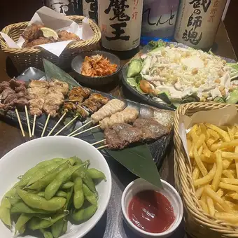 【可当日预订】包含3种烤鸡肉串和炸鸡在内的6道菜！含90分钟畅饮 ◎ 派对套餐 3800日元（含税）