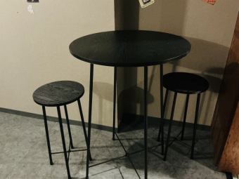 ダーツ派のお客様へ特等席をご用意!!お店の雰囲気は肌で感じながら、お洒落にお酒をお楽しみ頂き、腰を深く座らない分、直ぐにダーツへ移行できる、又の名を万能席