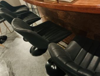 バーと言えば、ザ!カウンター席!お洒落なBGMを体感しながら、1日の終わりを静かに、酔いしれる、まさにそこはリセット席!楽しくも良し、クールに過ごすのも良し!