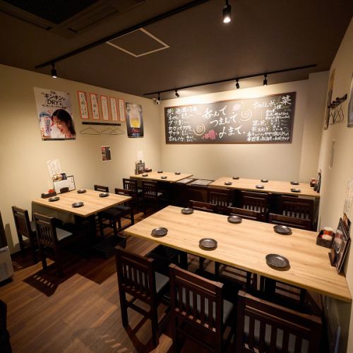 <p>店内は提灯が灯る情緒あふれる空間で、大人数用のテーブル席を中心に広々とレイアウト。屋台街に迷い込んだような賑やかさを感じつつ、宴会に必要な設備も十分完備されています。会社での打ち上げや大切な集まりに最適な広さで、シーンを問わず快適にご利用いただけます◎</p>