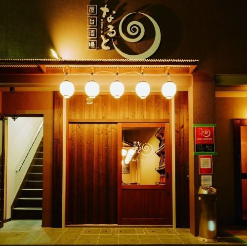 <p>外観から店内まで屋台街をテーマにしたデザインで、提灯やのれんなど細部に趣向を凝らした雰囲気。駅からのアクセスも良好で、気軽に立ち寄れる点も魅力！屋台気分を味わいながら、旬の料理と豊富なドリンクが楽しめるサービスが散りばめられており、訪れる度に新たな発見があります☆</p>