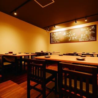 清潔感のあるテーブルと居心地のよい椅子が並ぶ、誰でも気軽に過ごせる空間。屋台街のような親しみやすさがありながら、席間がしっかり確保されているため落ち着いて食事ができます◎