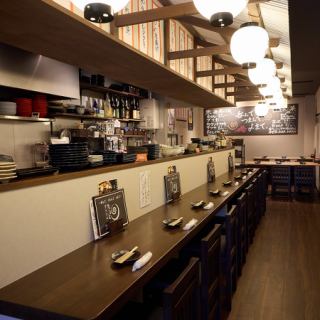 カウンター席は、明るい提灯風ライトが照らす温かい雰囲気。料理が仕上がる様子を眺めながらサクッと一人飲みも楽しめる、遅い時間までゆったり飲むのにも使いやすい人気の席です★