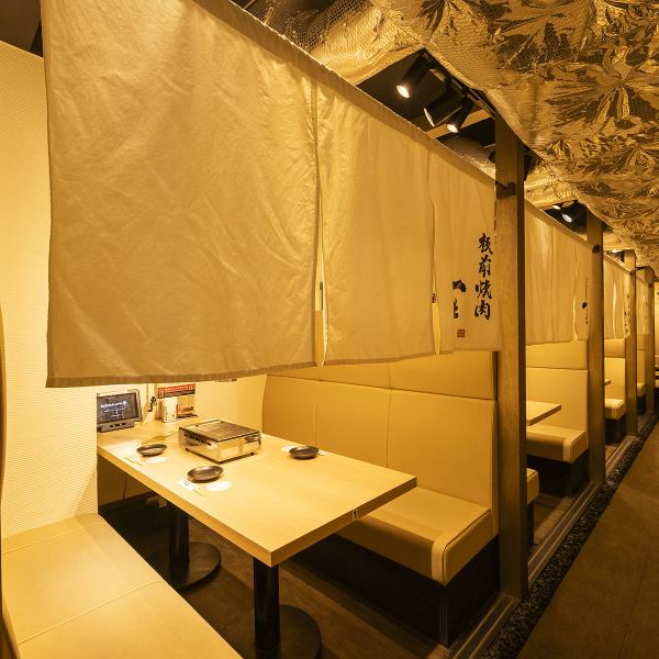 [Semi-private table seating] The restaurant is clean and has a precious white color.The smoke is controlled by ventilation ducts, so it is safe for women and those who are concerned about the smell of yakiniku. Private room >.This sophisticated relaxing place can be used in a wide range of situations.#Shinsaibashi #Namba #Namba #Yakiniku