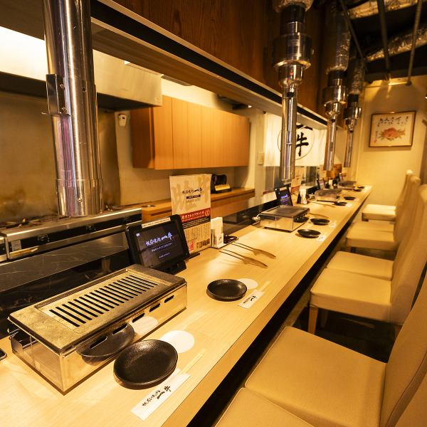 【カウンター席】大切な日におすすめのカウンター席。お肉をスライスするのはお客様のご注文をいただいてから。肉の旨さを最大に生かす包丁の技をご賞味ください。すべてに贅をつくしたおもてなしで、忘れられないひとときをお約束します。コースご予約でスパークリングワインボトルプレゼント!⇒詳細はクーポンページへ◎