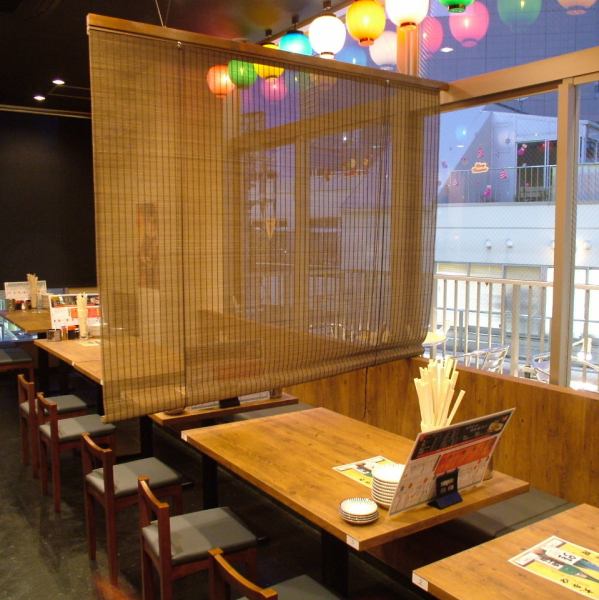 可以轻松使用的餐桌座位有开着的大窗户！从京成船桥站步行1分钟，因此您下班回家时可以喝点饮料！